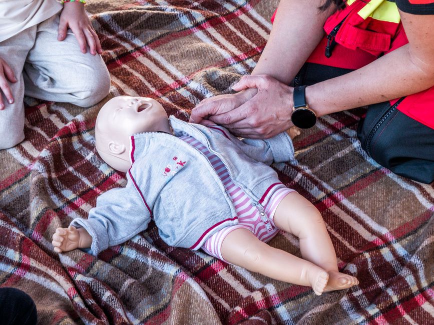 First Aid at Height: Why Your Team Needs Different Training for Rescue on Roofs and Scaffolding
